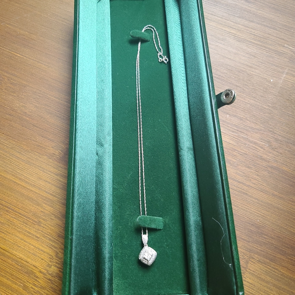 White gold pendant with diamonds